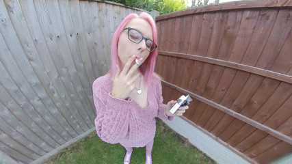 VR smokers HD-2D Videos Only: Chloe Toy - Fumando em seu jardim