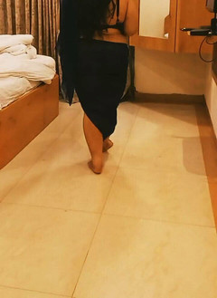 SameerPhunk: Indická baculatá přítelkyně chodí zpomaleně, smyslně ukazuje svůj obrovský výstřih