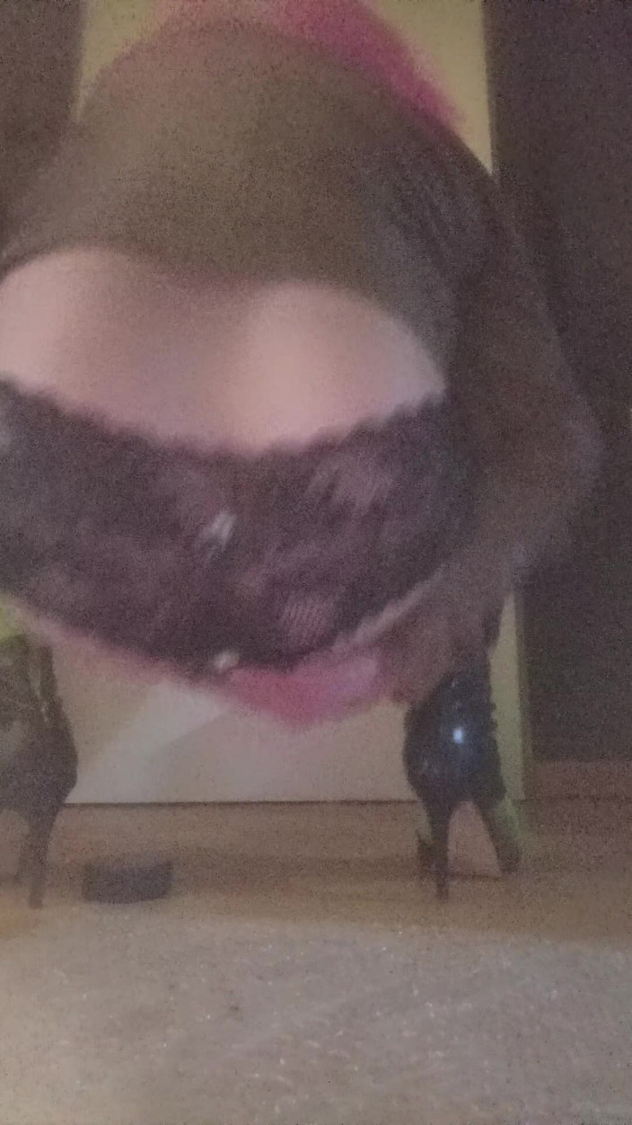 JujuTV: Crossdresser děvka jezdí na pěkném robertku