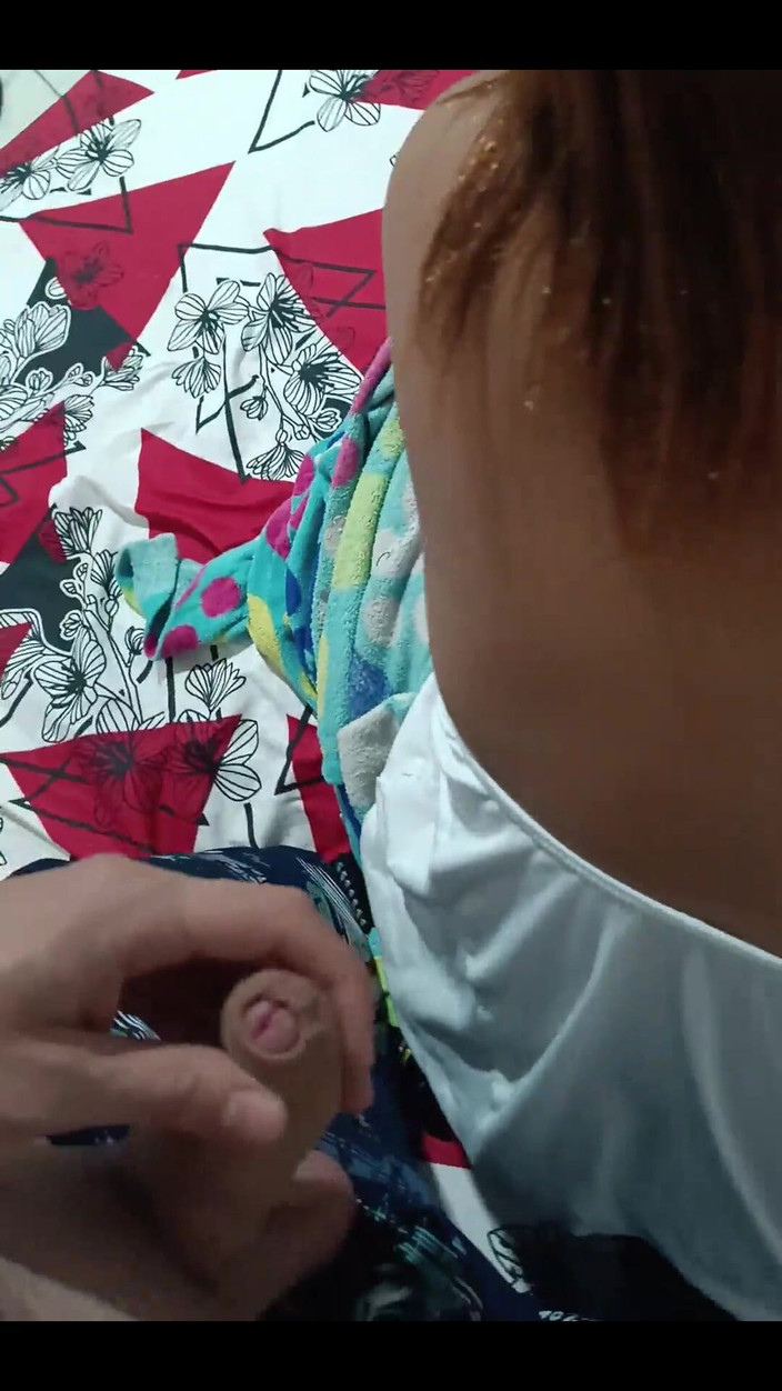 Pikaa6: मैं हस्तमैथुन करता हूं जबकि मेरी पत्नी उसके नाखून करती है