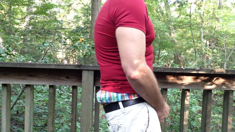 TJenner: 在树林里走道上撸管在我的 Ae 拳击中下垂和口头手淫