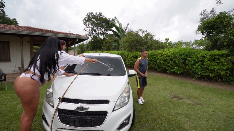 TommyMiller: दो हॉट कार धोने वाले उसकी कार धोते हैं और अंत में उसे गंदी तीन लोगों वाली चुदाई में चोदते हैं