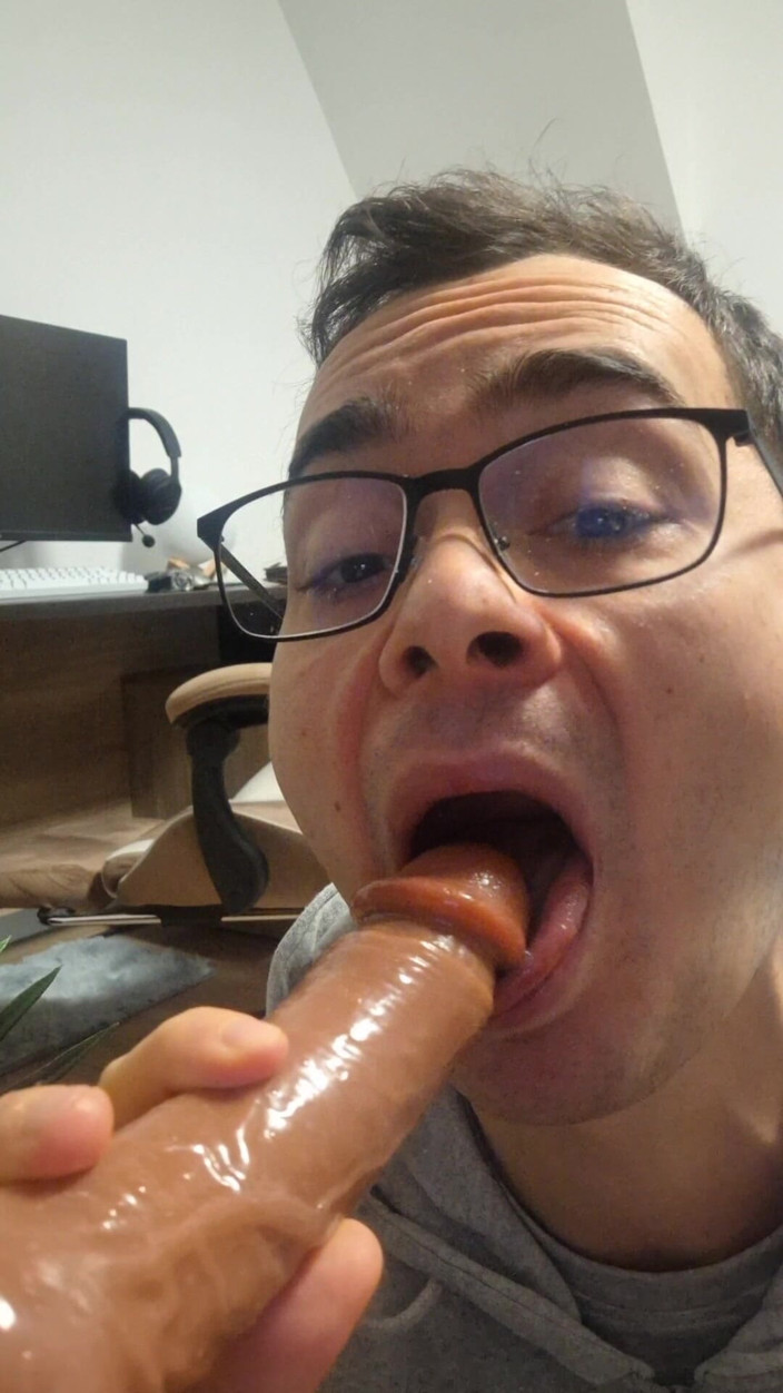 The college boy: College-junge lutscht stiefvaters schwanz, bis er in seinen mund kommt (dildo)