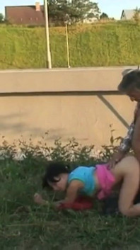 A jovem brinca de bola perto dos trilhos e seu padrasto a repreende e coloca seu pau na boca dela