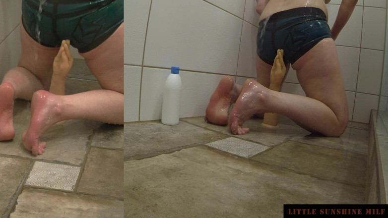 Little Sunshine MILF: Já a gumová pěst ve sprše