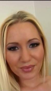 Malibu et Nikki Benz sont vraiment de vraies salopes blondes qui ont fait l’amour lesbien avec des godes