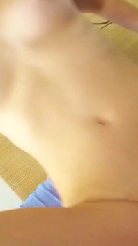 Blonder dünner teenager lässt stiefvater sie ficken, wenn stiefmutter weg ist