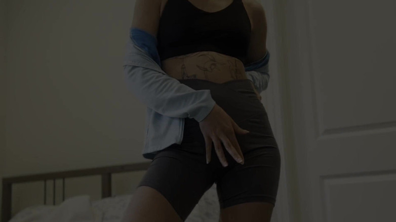 Felicity Azura: Shorts cinza na asiática gostosa