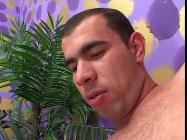 Shemales Tales: Wellustige latina tranny slurpt en zuigt een grote blanke lul