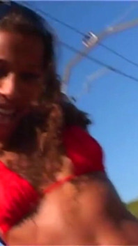 Karla Sanchez pipa sulla ferrovia