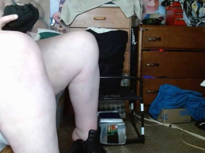 CosmicJones88: Fat cross dresser care sare țâțele în timp ce ia un vibrator în...