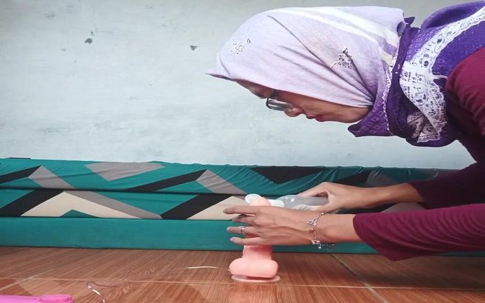 Mitha Zhe: Tesettürlü ve beyaz çoraplı transeksüel sürtük anal mastürbasyon ve boşalma