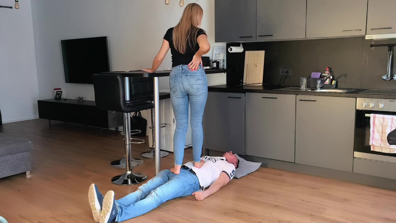 Goddess Lena: Memijak Kaki Berkaki Ayam