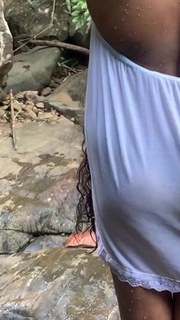 J’ai filmé ma copine pendant qu’elle se baigne à poil et se masturbe à une cascade.
