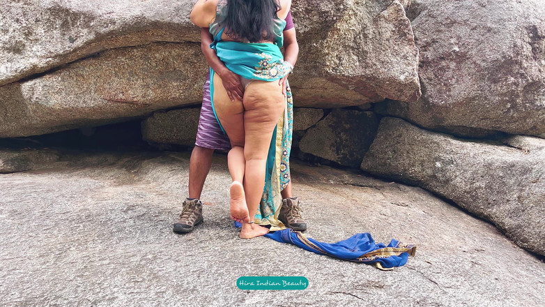Hot 365 Entertainments: 屋外でのインド人カップルのロマンス - サリーセックス - サリーを持ち上げてお尻を叩かれます