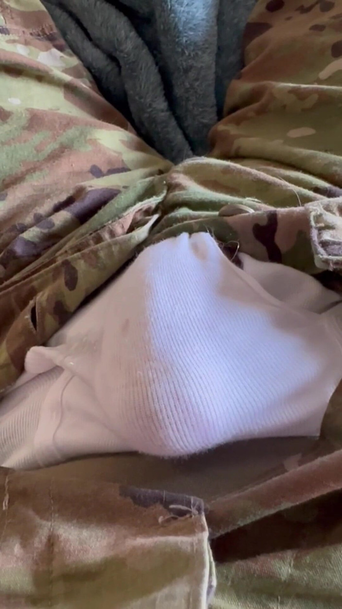 Gay Soldier Stuff: Soldat armata masturbare în My Ocps și purtând unele whities strâmte eu...