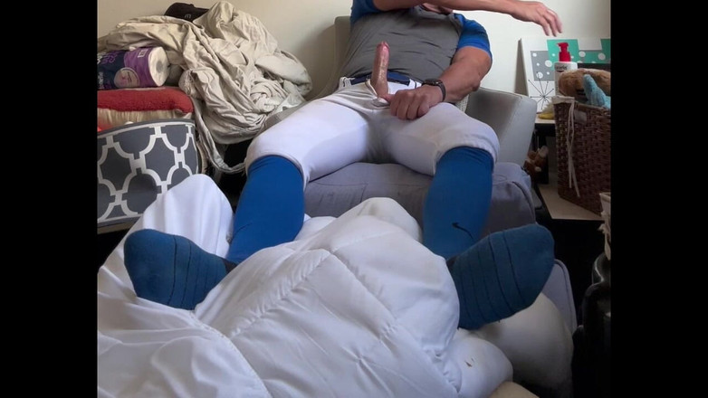 JockDad87: Baseballista Alpha Jockdad87 wrzuca swój sportowy suknięty do niebieskiego stroju.