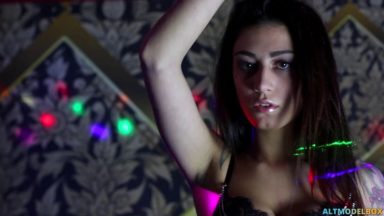 mujik pyet mochu video