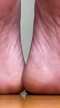 Milf juega con sus pisos en los pies