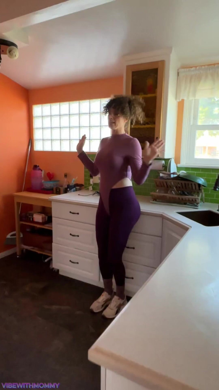 VibeWithMommy: O mamă sexy bogată trebuie reparată! Cei mai buni prieteni...