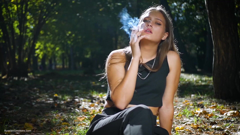 Russian Smokers: Verführerische russische schönheit raucht zigarette im studio