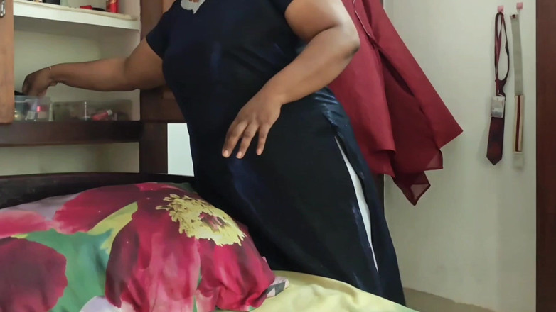 Anne Ipe: Tombul Hintli kız giyinmeden önce tamamen kamera için soyunuyor