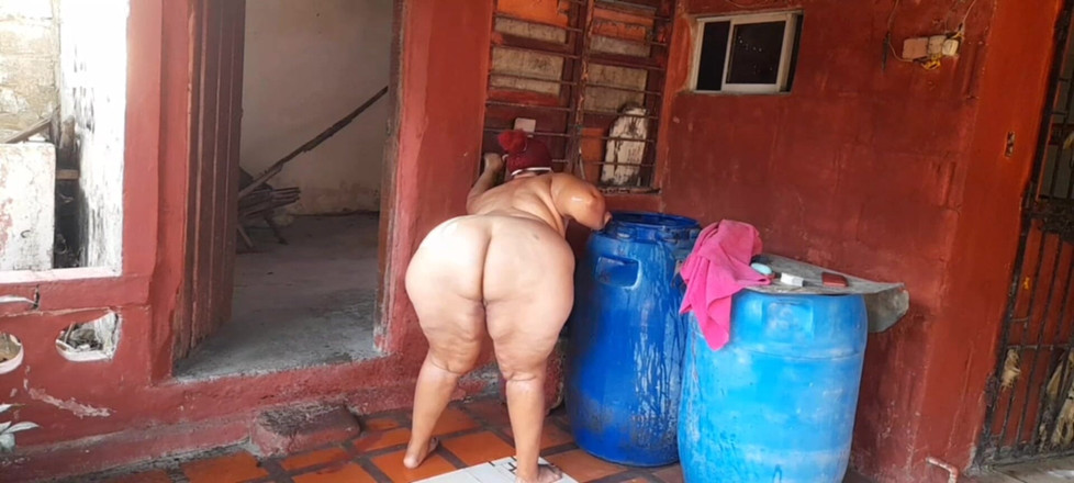 Gordita Culo Rico: Üvey annemi evinin terasında duş alırken gözetliyor.