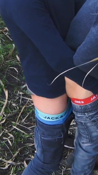 Seks na świeżym powietrzu w lesie