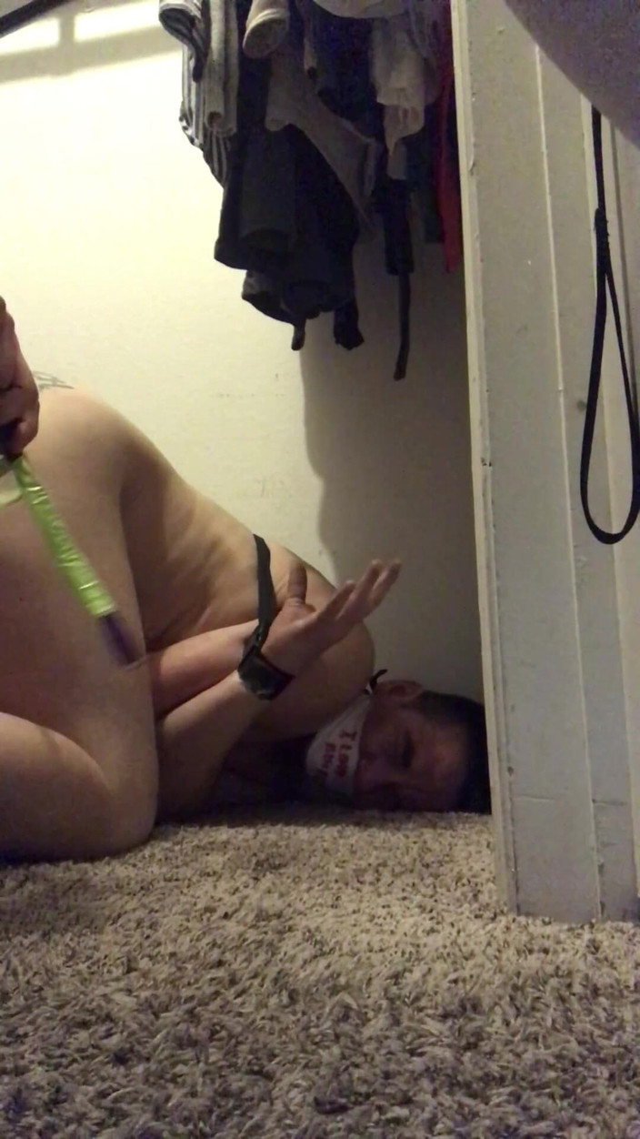 Switch sluts: 在角落里哭泣,我的屁股上有衣服夹