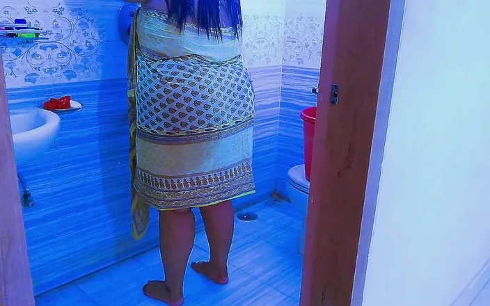 Aria Mia: Saudi Arabian Hot Aunty Fucking in the Bathroom