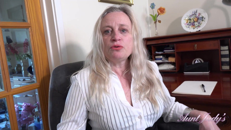 Aunt Judy's: Auntjudys - Sua chefe madura com tesão Andrea Ann chupa seu...