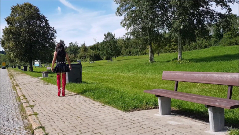 AndreaTVGirly: AndreaTVGirly auf parkplatz, warten auf männer