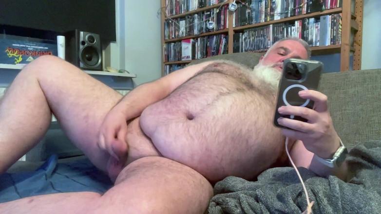 cuddlebearbln: Masturbando no sofá
