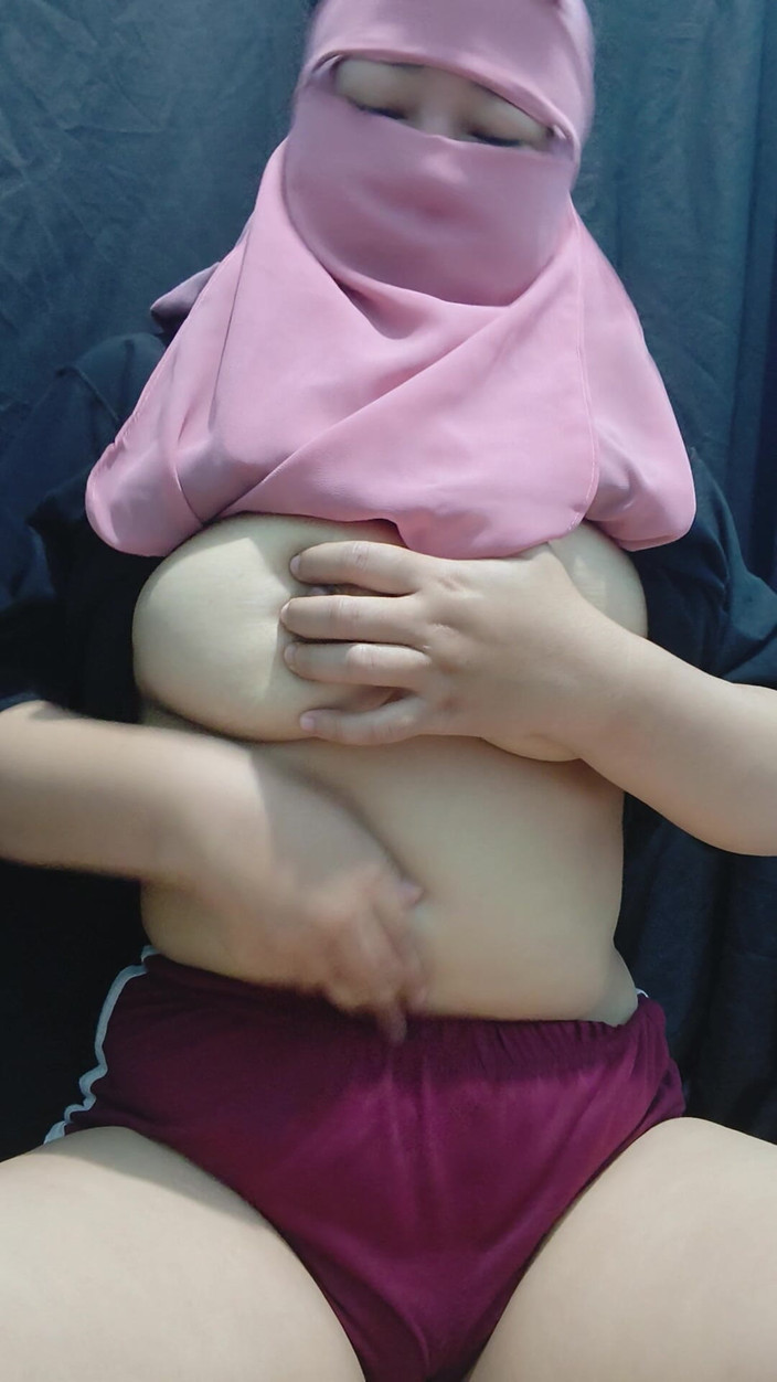 Vaginabig88: Skoro jsem přistihl svou mámu, jak si hraje v místnosti