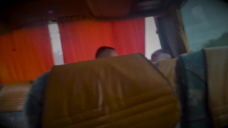 Falcon Al: Gav en till en främling i baksätet på bussen och...