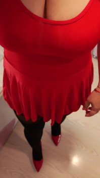 330 Schlampe in einem roten kleid und strümpfen bedient deinen schwanz in verschiedenen positionen