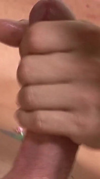 ミルキー Holes_シーン 1_skinny ツインクの友達がソファでお互いの尻をセックスする