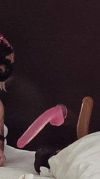 Ładna mała usta knebluje kutasa przyklejony do headboard Pop Pop Pop