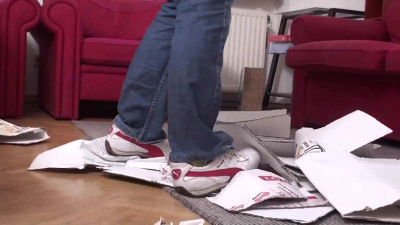 Foot Girls: Šlapání krabic v obývacím pokoji