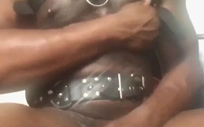 Black mature kinky muscle: 흑인 대물 자지 가죽 하네스 젖탱이와 에지 무거운 정액 장면