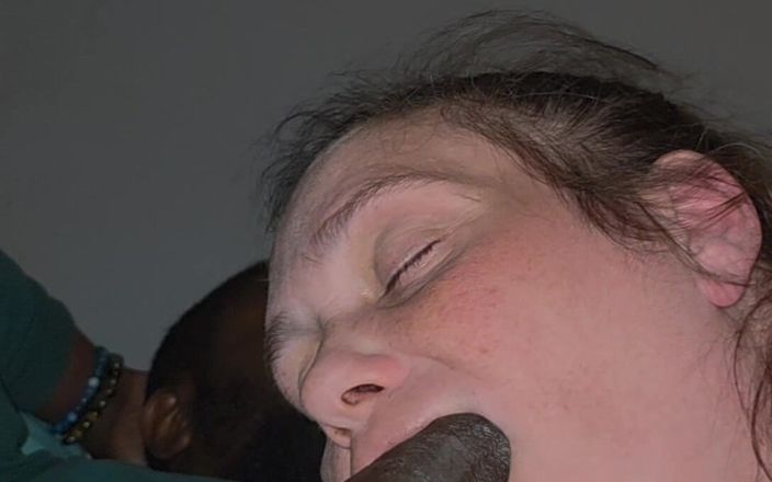 Magic gums: Une belle-mère fait un gumjob incroyable à son beau-fils préféré