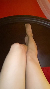Kaki jenjang cewek seksi ini dientot habis-habisan sampai dia mengerang keenakan