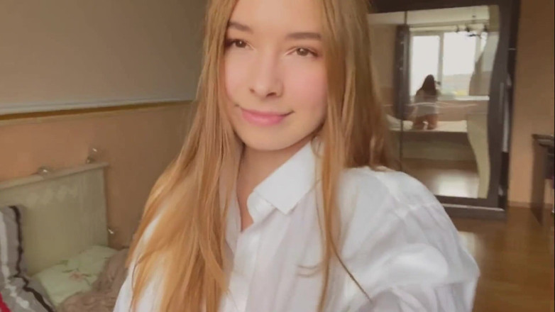 Loly Lola: सुंदर लड़की की चूत के थ्रोब और वीर्य