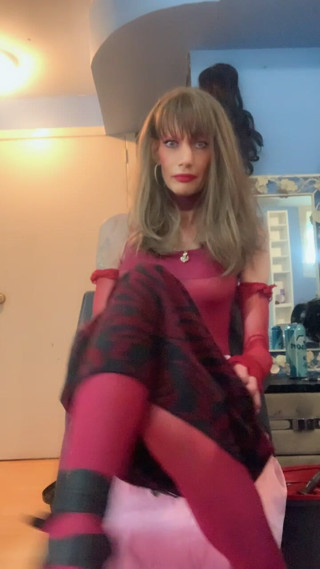 Lisa Luvly: Burgundy Babe!!