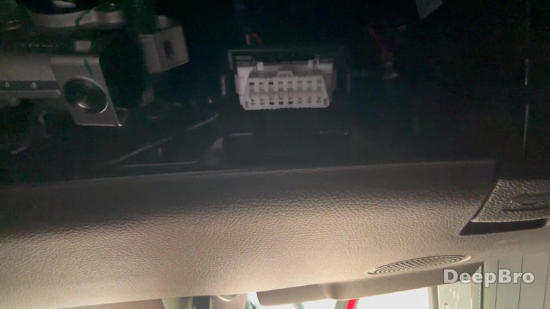 Deep bro: 그녀는 내 성기에 큰 엉덩이를 올려놓고 나는 꽉 조이는 걸 느꼈다