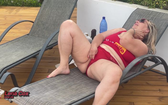 Lena Cox: Esposa caliente Lena Cox se empapa: masturbación salvaje en el...