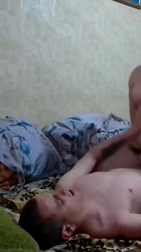 Une nana rousse jouit sur une bite