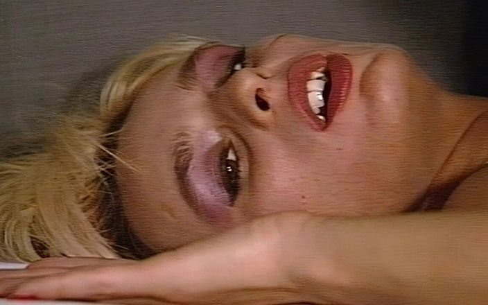 VintageXMovies: Ateşli sarışının içinde sert bir yarak var