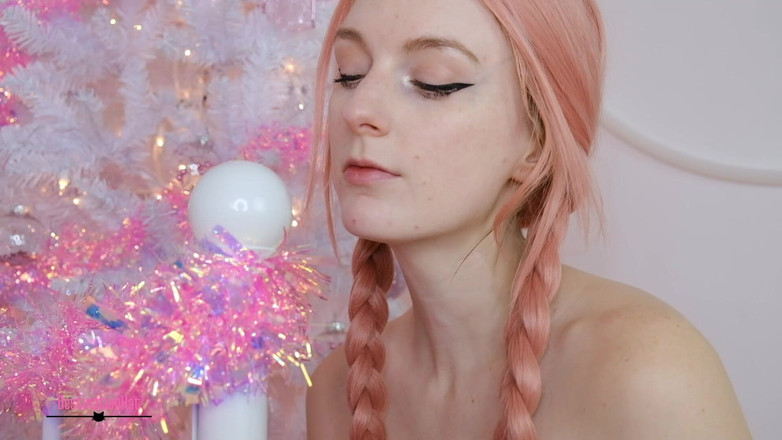 Destination Kat: Une chatte se fait caresser dans le lit