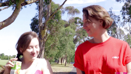 Girls Out West: Amatérská kočička s chlupatou kundou a podpažím potěšená vnadnou přítelkyní